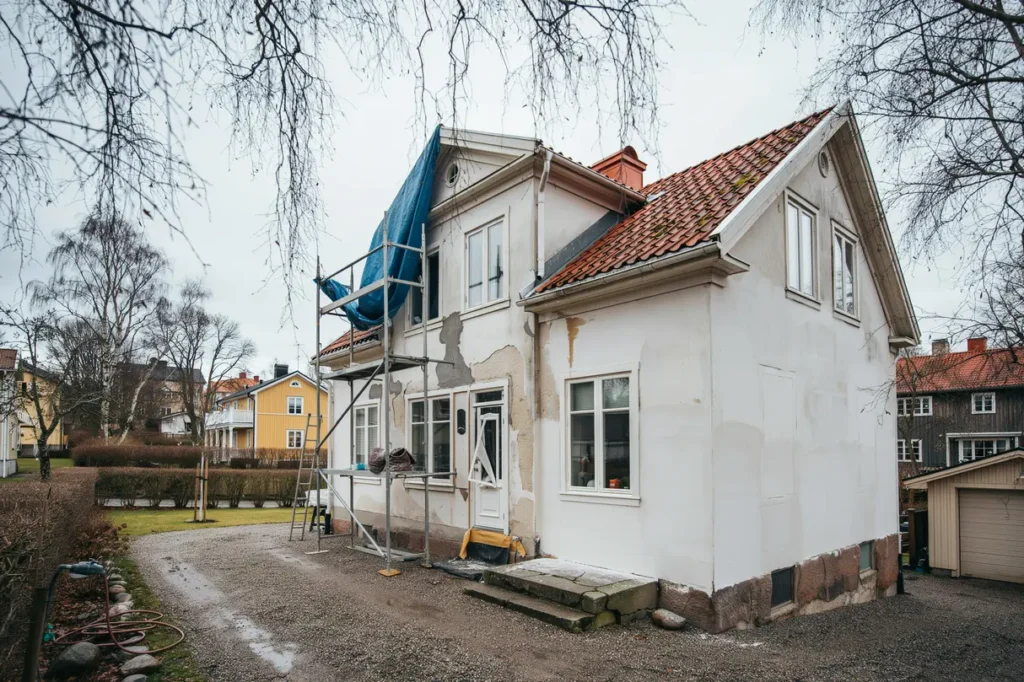 fasadbyte eller renovera putsfasad s v ljer du r tt l sning f r husets skick och budget